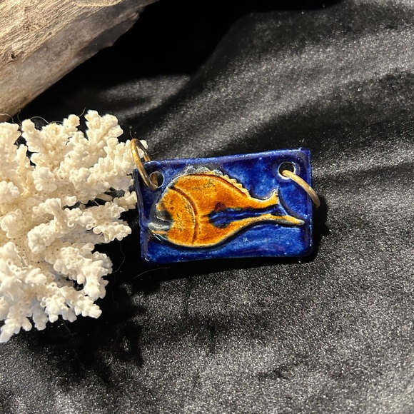 Pretty little ceramic fish with a blue background and little brown fish - Picture 2 of 4